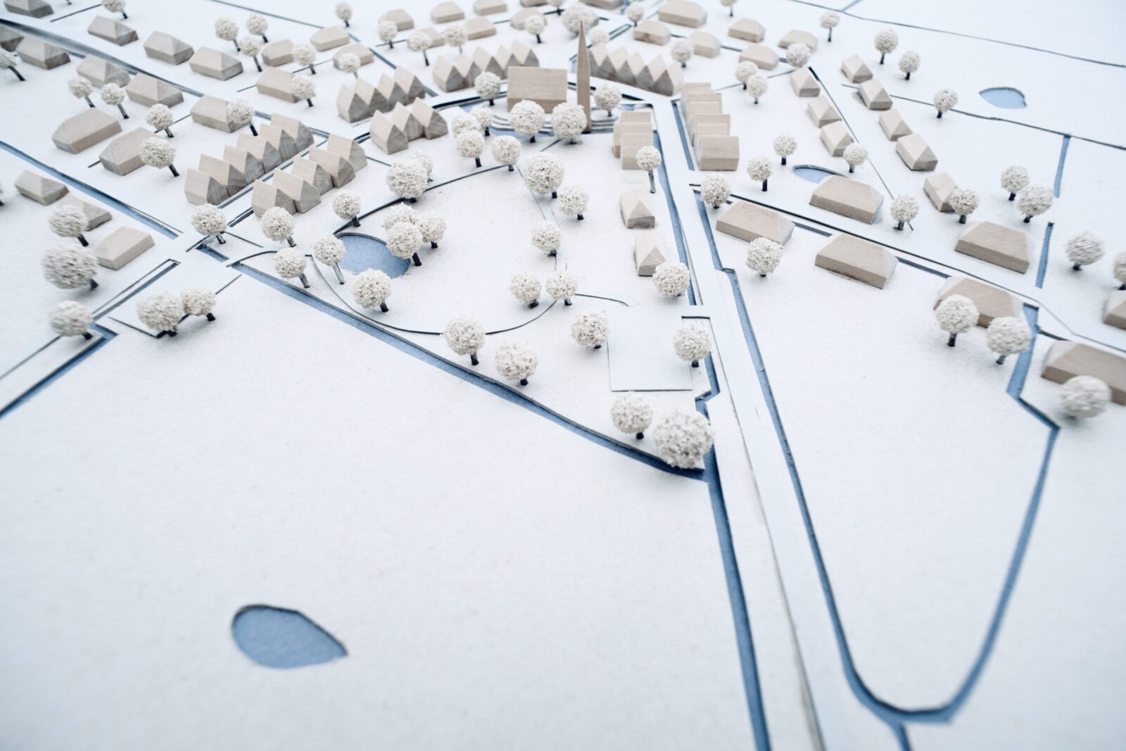 Dorf und Stadt Modell einer Siedlung mit Bäumen und Wasser